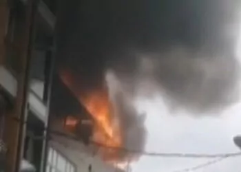 Esenyurt'ta binada çatı yangını