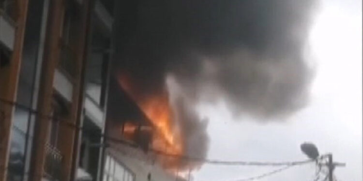 Esenyurt'ta binada çatı yangını