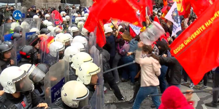 Eylemciler polise damacana ile vurdu