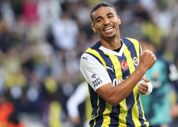 Fenerbahçe şampiyonluk şansını derbiye taşıdı