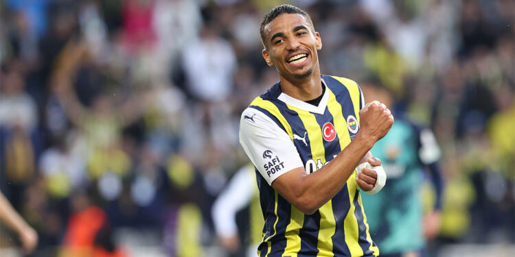 Fenerbahçe şampiyonluk şansını derbiye taşıdı