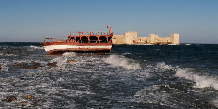 Fırtınada sürüklenen tekne kayalara oturdu