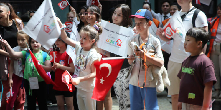 Farklı ülkelerden lösemiyi yenen çocuklar Türkiye'de buluştu