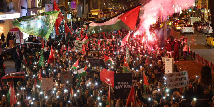 Fatih'te Filistin'e destek yürüyüşü düzenlendi