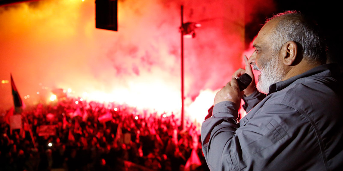 İHH İnsani Yardım Vakfı öncülüğünde Fatih'te Filistin'e destek yürüyüşü gerçekleştirildi. On binlerce kişinin katıldığı yürüyüş, Fatih Camii önünden başlayıp Edirnekapı’da sona erdi.