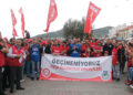 Foça belediyesi çalışanlarından 'maaş' eylemi