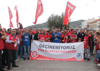 Foça Belediyesi çalışanlarından 'maaş' eylemi