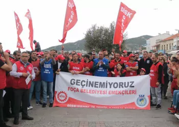 Foça belediyesi çalışanlarından 'maaş' eylemi