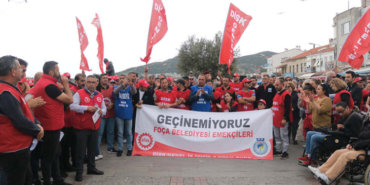 Foça Belediyesi çalışanlarından 'maaş' eylemi