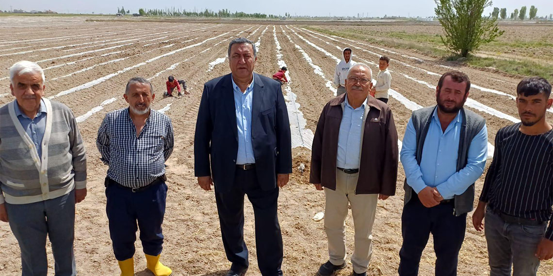 CHP Niğde Milletvekili Ömer Fethi Gürer, tarlada dikim yapan üreticileri ziyaret etti, sorunlarını dinledi. Üretici Kemal Özcan, "22 senede çiftçiyi batırdılar" diyerek yaşadıkları zorlukları anlattı.