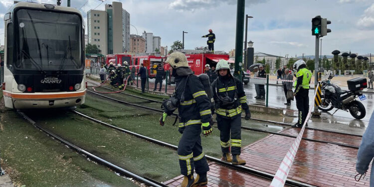 Gaziantep’te tramvaya yıldırım düştü