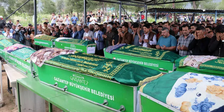 Gaziantep'teki kazada ölen 9 kişi toprağa verildi