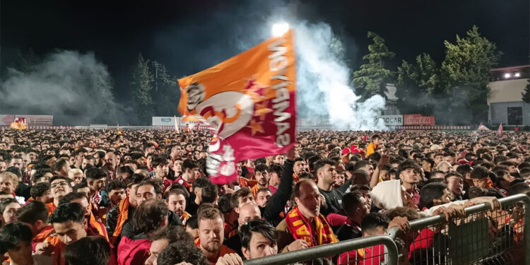 Galatasaray Florya Metin Oktay Tesisleri'nde coşkuyla karşılandı
