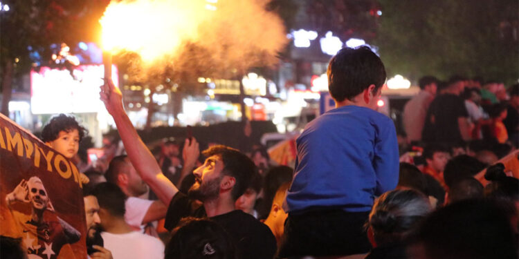 Sarı-kırmızılı taraftarlar Ankara'da şampiyonluğu kutladı