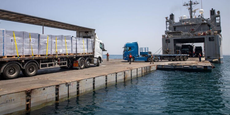 Gazze Şeridi kıyısına kurulan iskeleden insani yardımlar devam ediyor