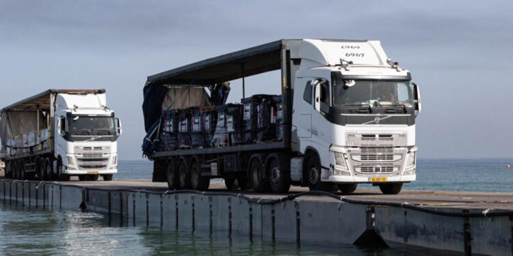Gazze'ye geçici iskeleden yardımlar ulaştırılıyor