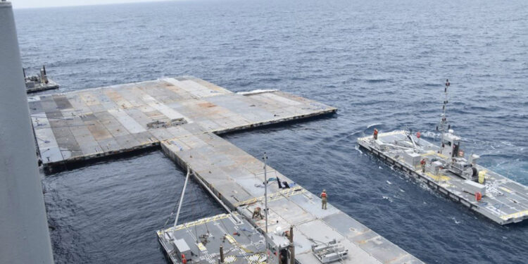 Geçici iskele kuruldu, yardım kamyonları karaya çıkacak