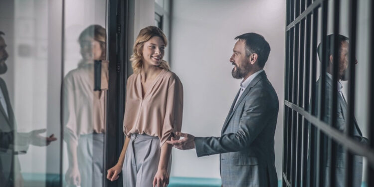 Görgü kuralları araştırması: Erkekler buluşmalara daha erken gidiyor