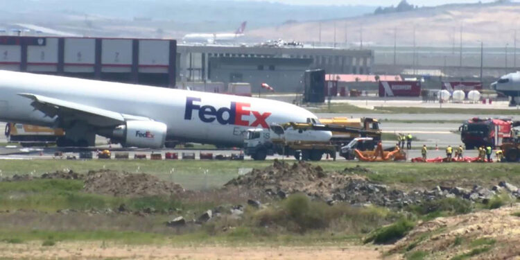 Gövdesi üzerine inen uçağı kurtarma çalışmaları sürüyor