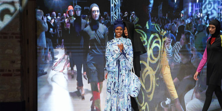 Halima Aden, tesettür mayo koleksiyonunu tanıttı