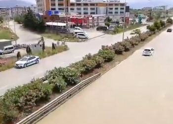 Hatay'da kuvvetli yağış; yollar göle döndü