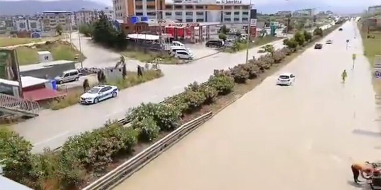 Hatay'da kuvvetli yağış; yollar göle döndü
