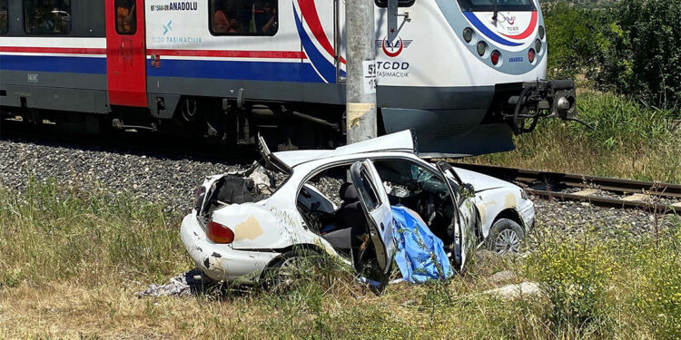 Hemzemin geçitte yolcu treninin çarptığı otomobilin sürücüsü öldü