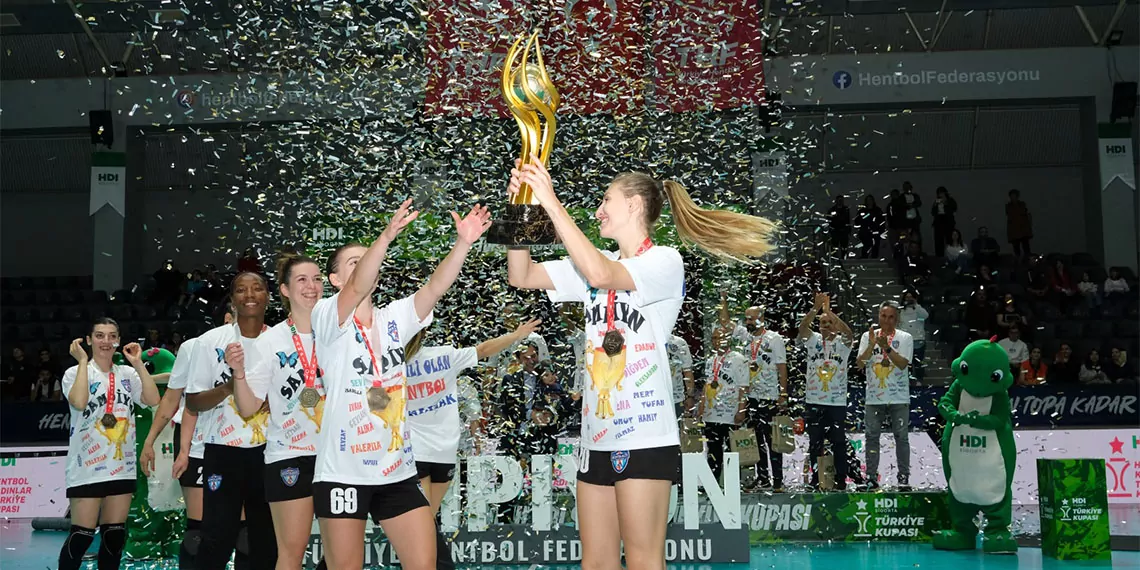 Hdi sigorta kadınlar türkiye kupası final maçında armada praxis yalıkavak'ı 30-21 yenen konyaaltı belediyesi şampiyon oldu.