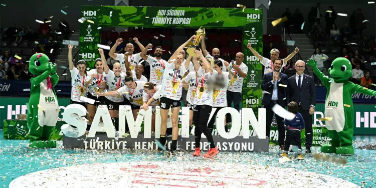 Kadınlar türkiye kupası'nda konyaaltı belediyesi şampiyon oldu