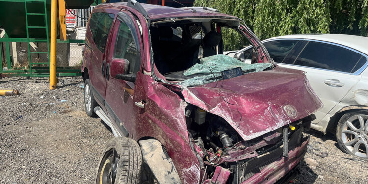 Hafif ticari araç köprü ayağına çarptı: 4 ölü, 1 yaralı