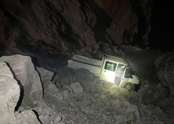 Hakkari'de heyelan; kamyonet kayalar arasında kaldı