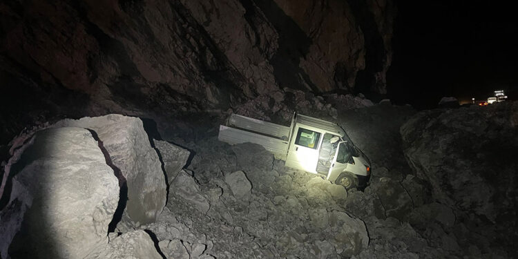 Hakkari'de heyelan; kamyonet kayalar arasında kaldı