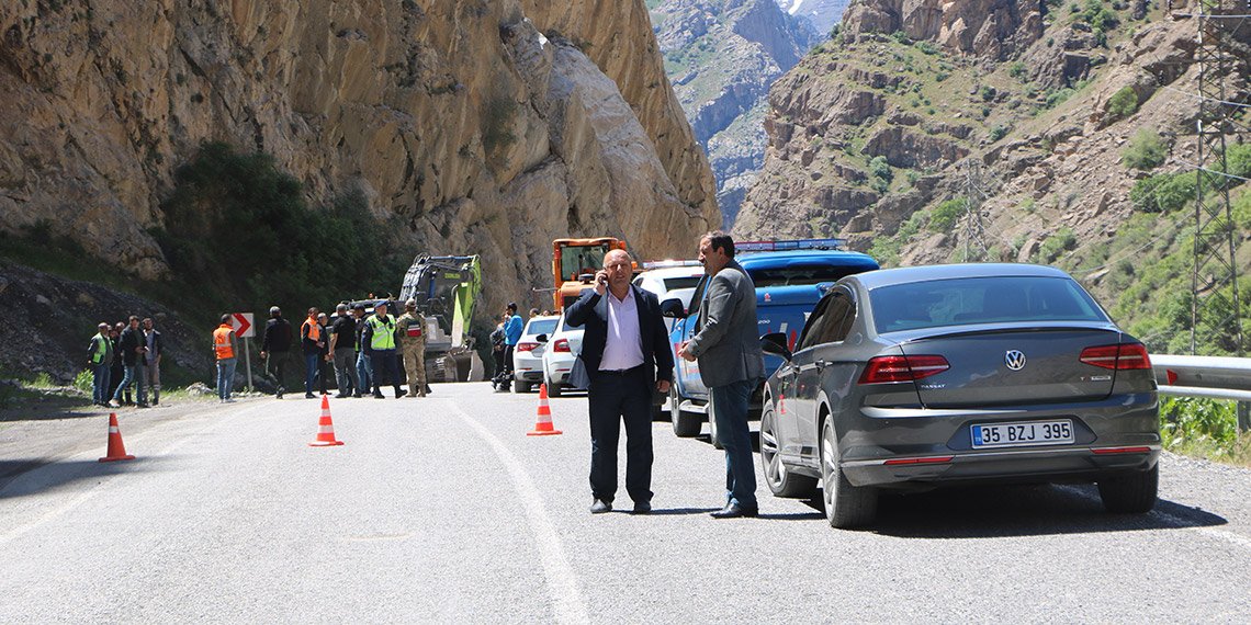 Hakkari'de heyelan; kamyonet kayalar arasında kaldı