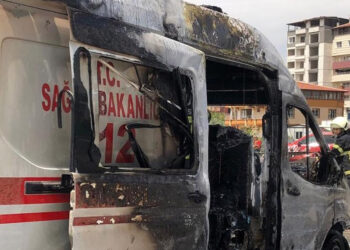 Hasta taşırken yangın çıkan ambulans, küle döndü