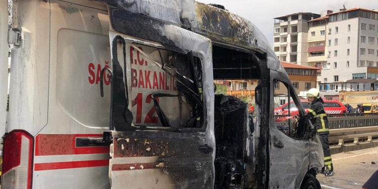 Hasta taşırken yangın çıkan ambulans, küle döndü