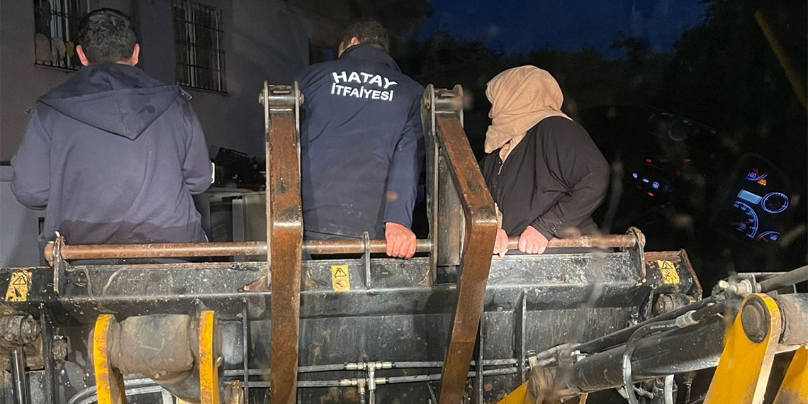 Meteoroloji Genel Müdürlüğü'nün uyarısı sonrası Hatay'ı sağanak vurdu. Cadde ve sokakları su bastı, mahsur 70 kişi kurtarıldı.