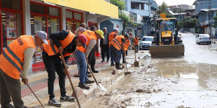 Hatay'da selin izleri siliniyor