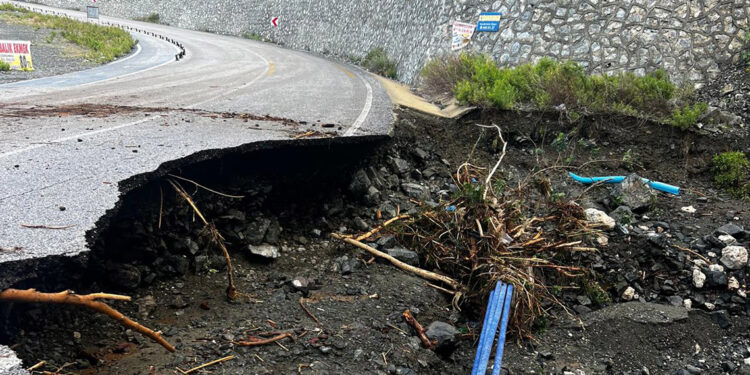 Hatay'da yağmur hayatı felç etti; denizde hortum çıktı