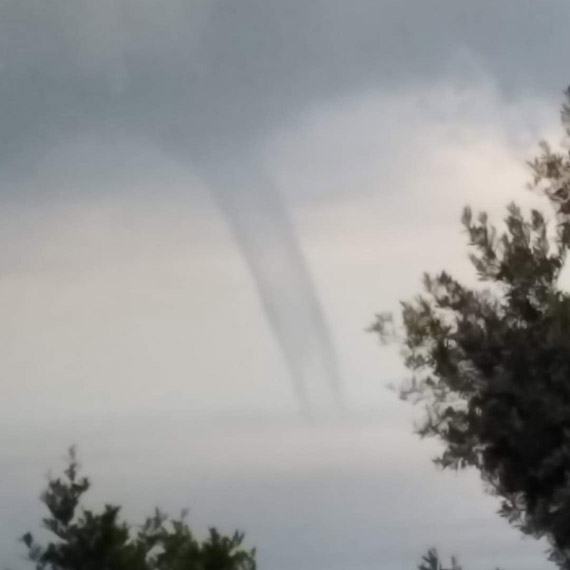 Hatay'da yağmur hayatı felç etti; denizde hortum çıktı