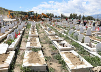 Hatay'daki yağışta depremzedelerin mezarları zarar gördü