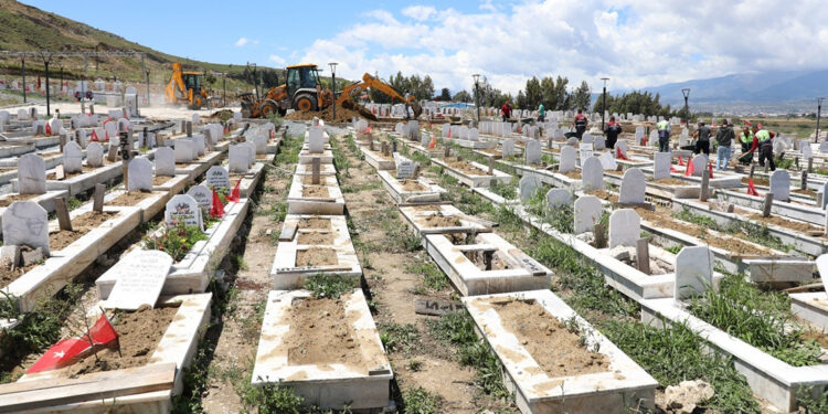 Hatay'daki yağışta depremzedelerin mezarları zarar gördü
