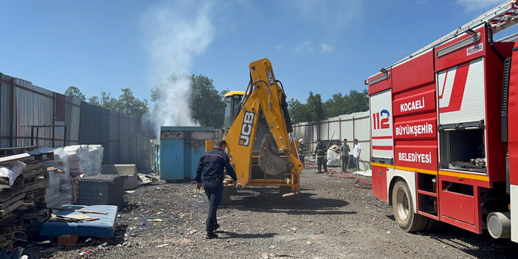 Hurda kağıt deposunda yangın