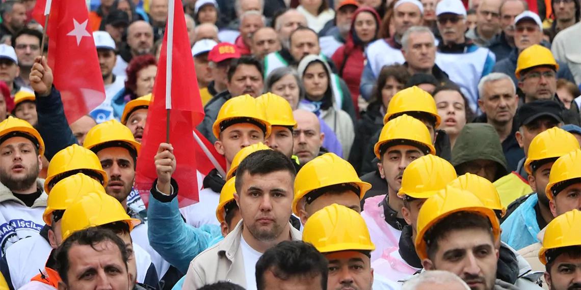 Zonguldak'ta 1 mayıs emek ve dayanışma günü kutlamalarında işçiler, maden işçilerinin öncülüğünde, aileleriyle birlikte sloganlar atarak yürüdü.