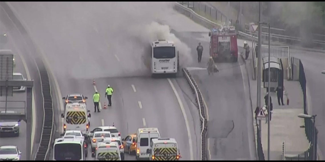 15 Temmuz Şehitler Köprüsü girişinde, Edirne istikametine seyir halindeki servis midibüsünde yangın çıktı.