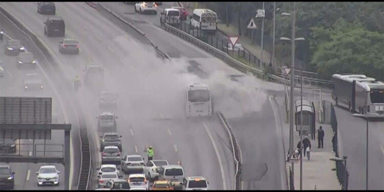 15 Temmuz Şehitler Köprüsü girişinde servis midibüsü yandı