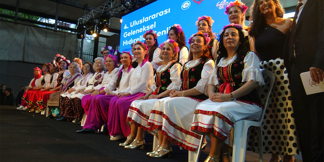 Baharın müjdecisi kabul edilen Hıdırellez, Avcılar'da yüzlerce kişinin katılımıyla düzenlenen 4. Uluslararası Geleneksel Hıdırellez Şenliğiyle kutlandı.