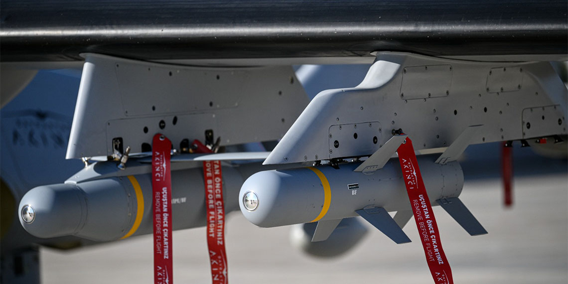 BAYKAR’ın milli ve özgün olarak geliştirdiği Bayraktar Akıncı, 30 bin feet irtifadan deniz üstündeki sabit hedefi MAM-T ile tam isabetle vurdu.