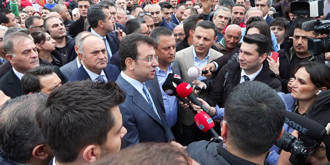 CHP Genel Başkanı Özgür Özel ve İmamoğlu Saraçhane'de 1 Mayıs Emek ve Dayanışma Günü'nde açıklamalarda bulundu.