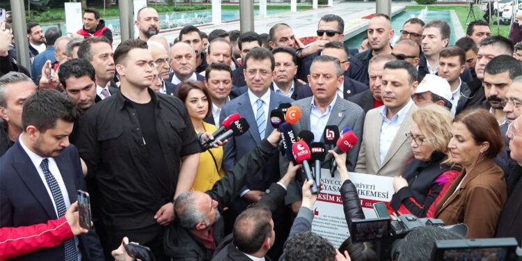 Özgür Özel ve İmamoğlu Saraçhane'de