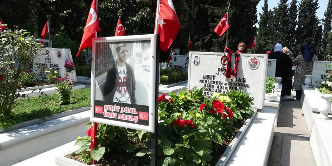 Edirnekapı şehitliği'nde anneler duygusal anlar yaşadı. Şehit annesi nimet ercan, "her zaman geliyoruz, ikinci evimiz burası bizim. Evladımız yanımızda olmadığı için çok üzgünüz" dedi.